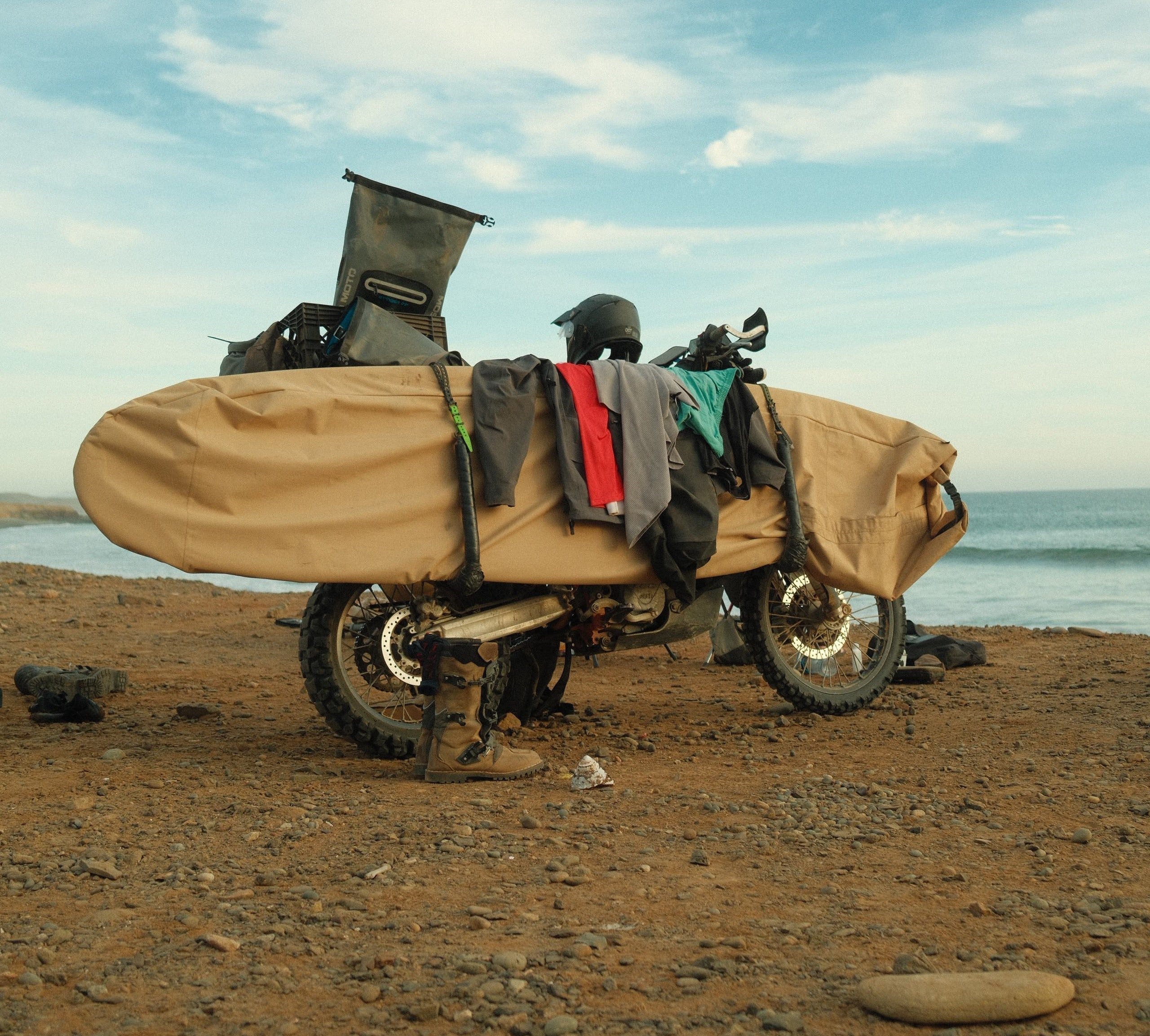 How to Carry a Surfboard on a Bike Safely and Comfortably
